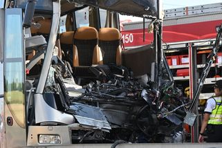 Nehoda dvou autobusů na dálnici u Brna. Jeden mrtvý a 76 zraněných - Novinky